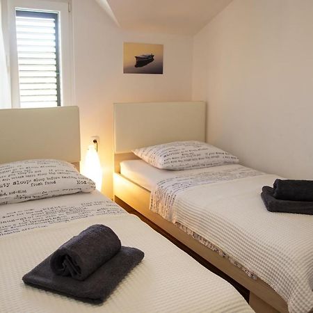 Kaprije Apartmani Tina I Ena Extérieur photo
