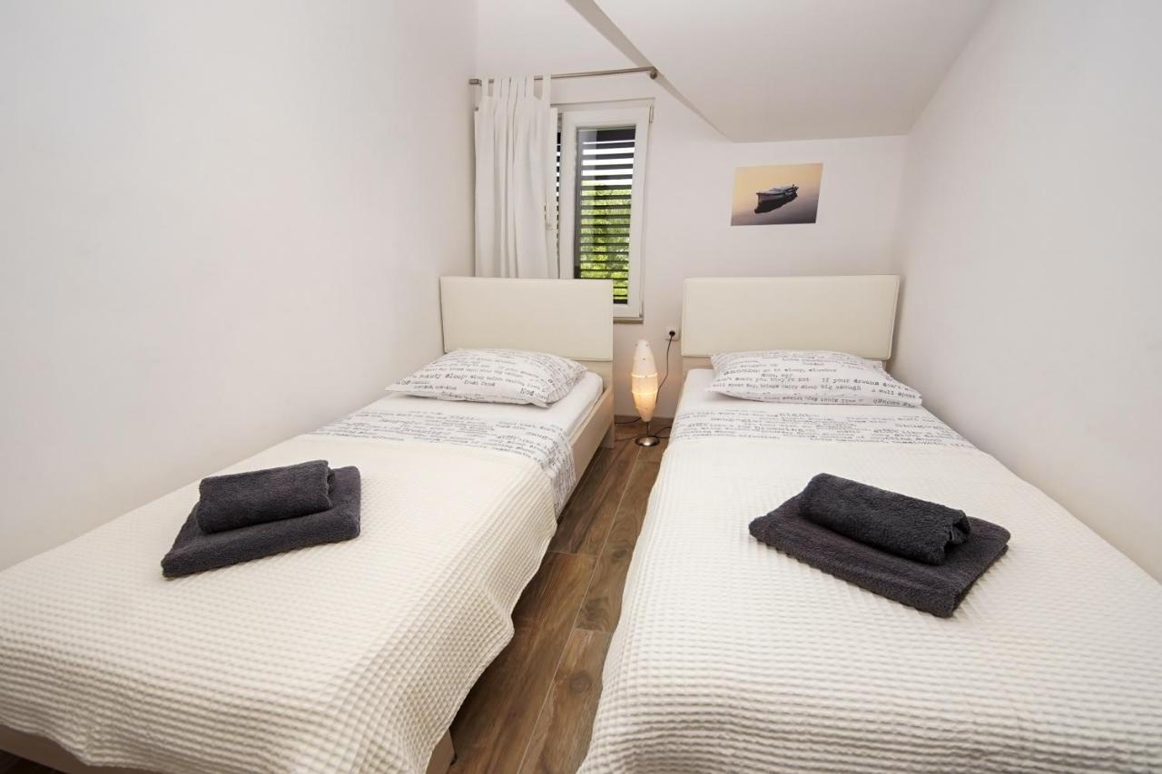 Kaprije Apartmani Tina I Ena Extérieur photo
