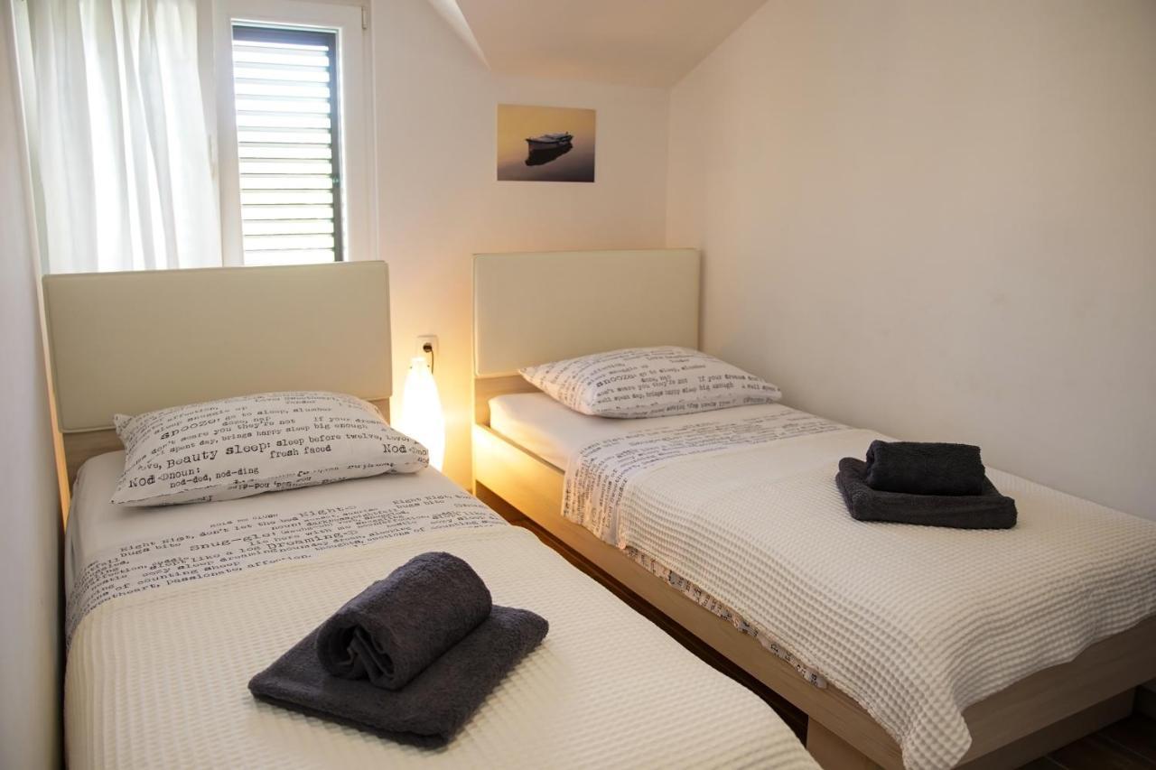 Kaprije Apartmani Tina I Ena Extérieur photo
